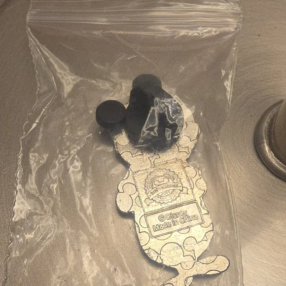 Disney Pin - Unique Mouse Disney Collector Trading Pin - Picture 4 of 4